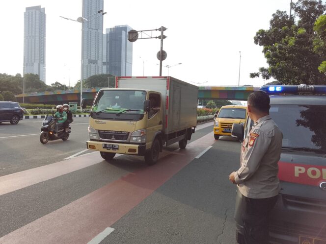 
					Polri Turun Langsung, Patroli Sore Kemayoran Pastikan Warga Beraktivitas dengan Nyaman
