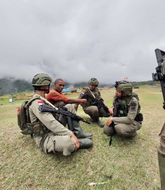 
					Satgas Operasi Damai Cartenz Laksanakan Patroli Humanis di Kiwirok, Perkuat Kedekatan dengan Warga