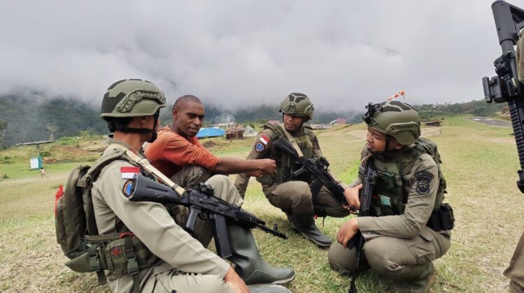 Satgas Operasi Damai Cartenz Laksanakan Patroli Humanis di Kiwirok, Perkuat Kedekatan dengan Warga