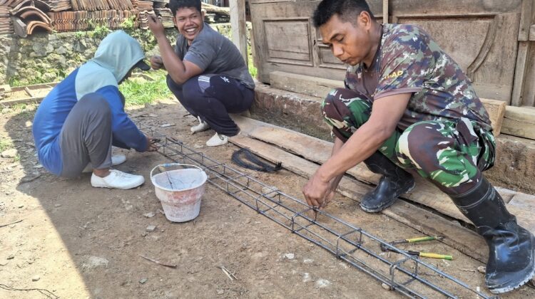 Kekompakan Anggota Satgas TMMD Merangkai Batangan Besi untuk Pembangunan Infrastruktur di Wilayah Sasaran