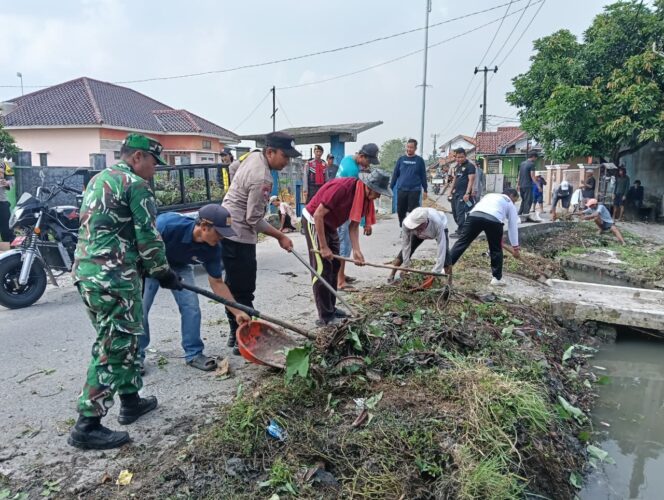 
					Bersama Muspika, Babinsa Karbak Pembersihan Sampah dan Rumput Liar