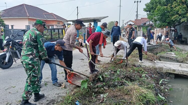 Bersama Muspika, Babinsa Karbak Pembersihan Sampah dan Rumput Liar