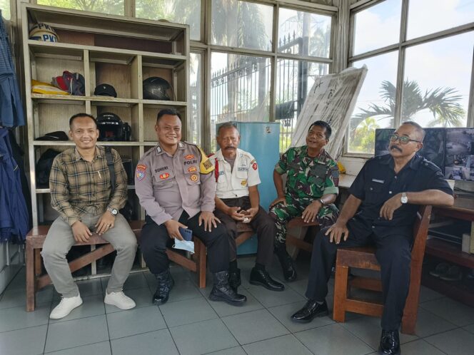 
					Babinsa Cikupa Pererat Silaturahmi Peringati Mayday 
