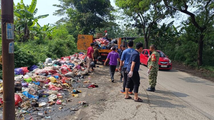 Kodim 0510/Tigaraksa Gerak Cepat Turunkan Satgas Sampah Bersihkan Sampah Di Kadu Agung