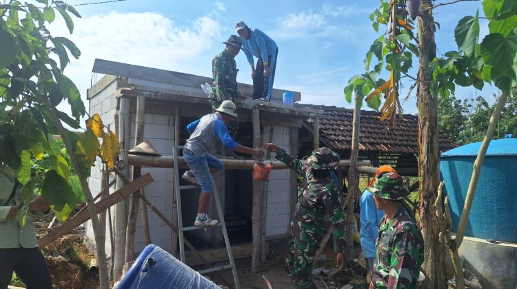 Pengecoran Atap Jadi Simbol Kebersamaan, TMMD Bangun MCK di Desa Godo