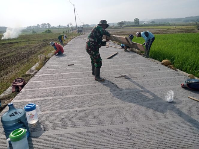 
					Pemasangan Papan Penyekat Perkuat Kualitas Betonisasi Jalan TMMD di Desa Godo