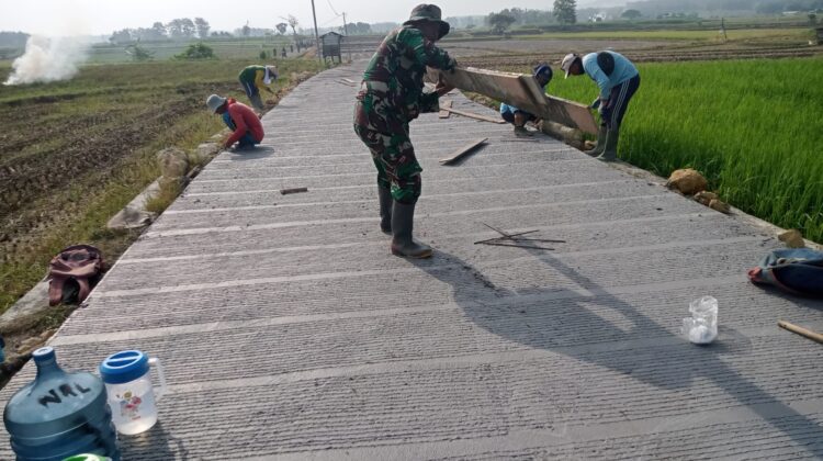 Pemasangan Papan Penyekat Perkuat Kualitas Betonisasi Jalan TMMD di Desa Godo