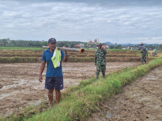 
					Dorong Alat Pengeboran Sejauh 450 Meter di Hamparan Sawah, Satgas TMMD 128 Tunjukkan Semangat Pantang Menyerah