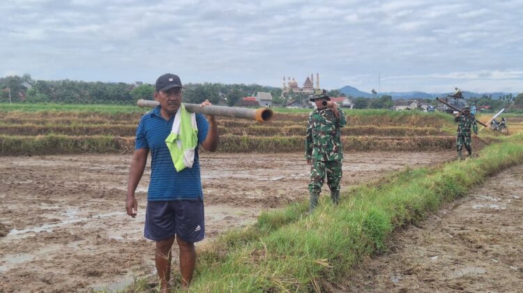 Dorong Alat Pengeboran Sejauh 450 Meter di Hamparan Sawah, Satgas TMMD 128 Tunjukkan Semangat Pantang Menyerah