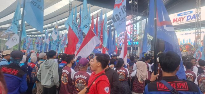 
					230 Ribu Buruh Padati Monas Rayakan May Day 2026, Presiden Hadir