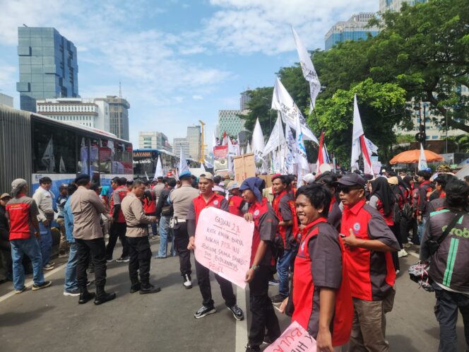 
					100 Orang Buruh Datangi DPR/MPR dalam Rangka Mayday, Polda Metro Jaya Menyambut dengan Humanis