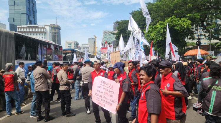 100 Orang Buruh Datangi DPR/MPR dalam Rangka Mayday, Polda Metro Jaya Menyambut dengan Humanis