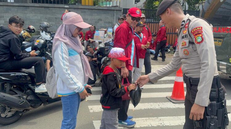 Pelayanan Humanis May Day, Polisi Bagikan Makanan kepada Peserta Aksi