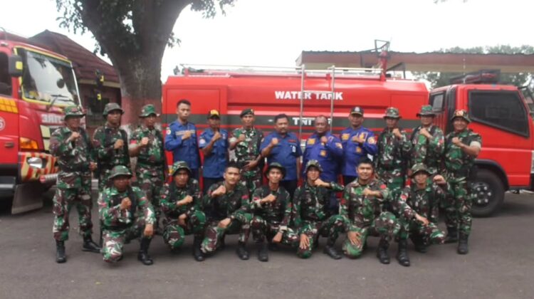 Tingkatkan Kesiapsiagaan, Prajurit Yonif 503 Kostrad Ikuti Sosialisasi Pemadam Kebakaran