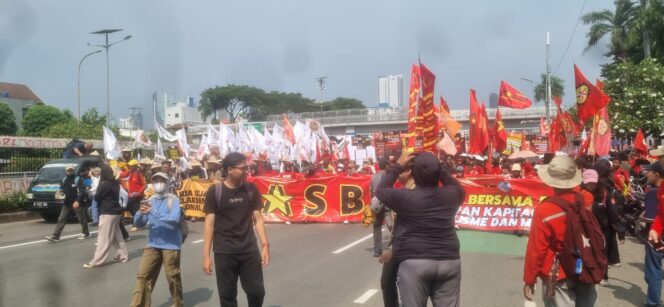 
					Sekitar 2000 Massa GEBRAK Aksi di Depan DPR/MPR RI, Polisi Pastikan Situasi Kondusif