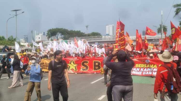 Sekitar 2000 Massa GEBRAK Aksi di Depan DPR/MPR RI, Polisi Pastikan Situasi Kondusif