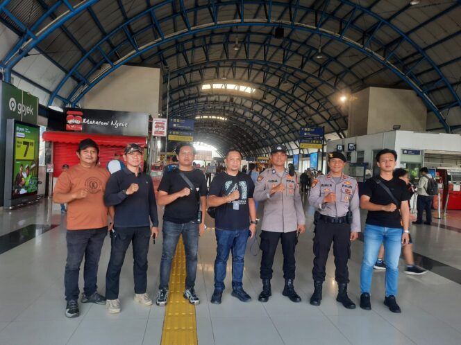 
					55 Personel Gabungan Laksanakan Pengamanan Hari Buruh Internasional di Stasiun Palmerah