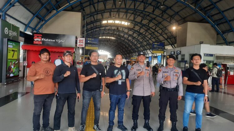 55 Personel Gabungan Laksanakan Pengamanan Hari Buruh Internasional di Stasiun Palmerah