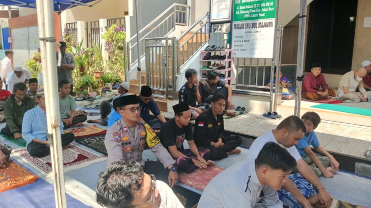 Polisi Hadir di Mimbar Warga: Sholat Jumat Keliling Jadi Strategi Cooling System di Kampung Rawa