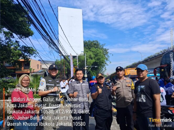 
					Pantau Arus Buruh ke Monas, Polisi dan Warga Bersinergi Jaga Kondusifitas di Simpang Galur