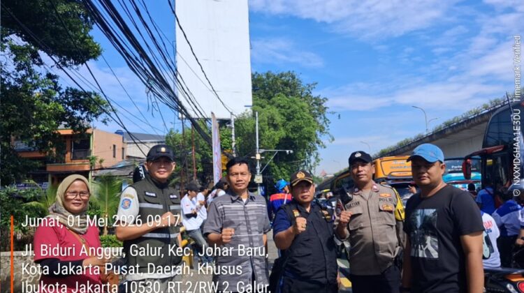 Pantau Arus Buruh ke Monas, Polisi dan Warga Bersinergi Jaga Kondusifitas di Simpang Galur