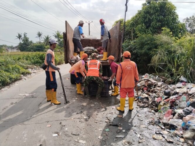 
					Pantang Menyerah Satgas Sampah Kodim 0510/Tigaraksa Bersihkan Sampah Desa Cibetok 