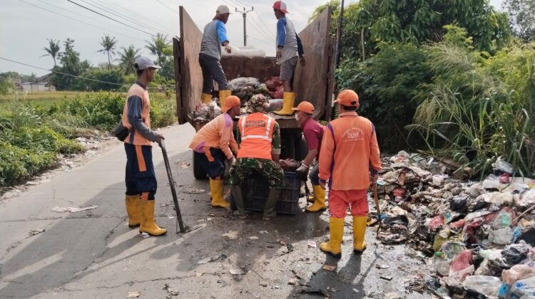 Pantang Menyerah Satgas Sampah Kodim 0510/Tigaraksa Bersihkan Sampah Desa Cibetok 
