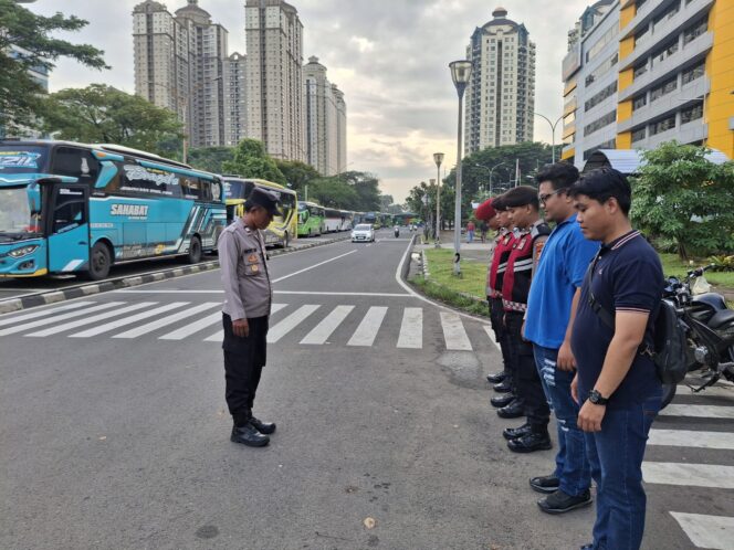 
					Jaga Kelancaran May Day, Polsek Kemayoran Siaga di Kantong Parkir Jalan Angkasa
