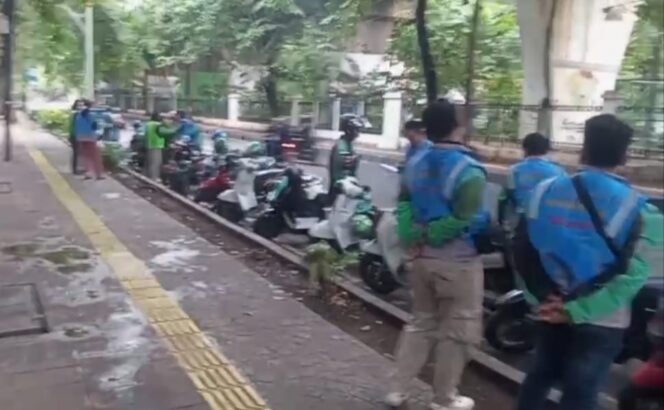 
					Pengawalan Bhabinkamtibmas Giat Ojol Karang Anyar Dalam Giat May Day 2026, Pastikan Perjalanan Aman ke Monas