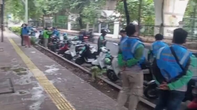 Pengawalan Bhabinkamtibmas Giat Ojol Karang Anyar Dalam Giat May Day 2026, Pastikan Perjalanan Aman ke Monas