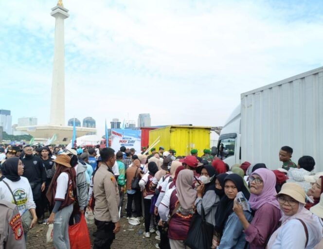 
					Pelayanan Kapolsek Sawah Besar kepada Ema Ema” Dalam Pembagian 9.000 Paket Sembako di Pintu Timur Monas Saat May Day 2026