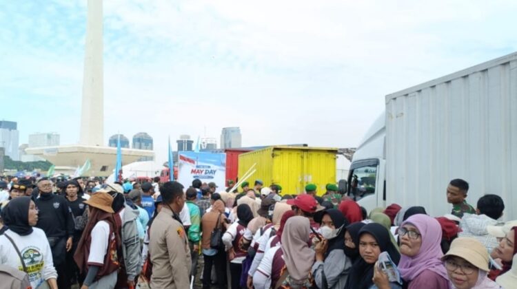 Pelayanan Kapolsek Sawah Besar kepada Ema Ema” Dalam Pembagian 9.000 Paket Sembako di Pintu Timur Monas Saat May Day 2026