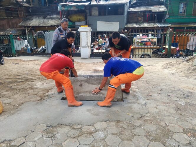 
					Bhabinkamtibmas Dampingi PPSU Dalam Penataan Selokan Di Mangga Dua Selatan, Cegah Banjir