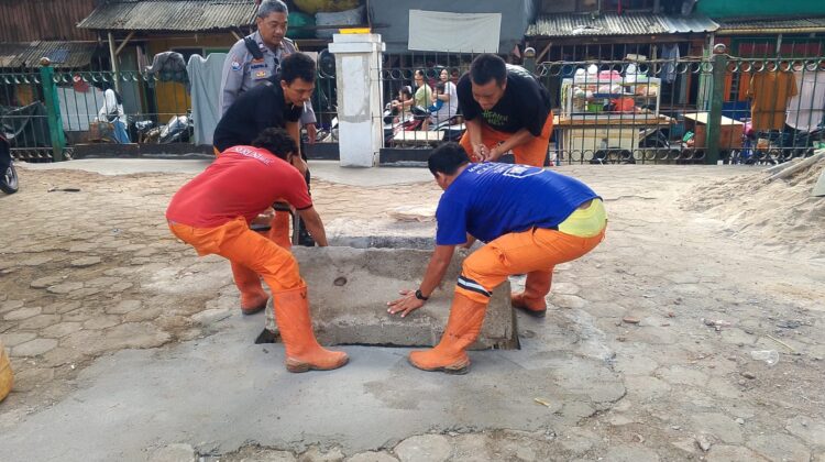 Bhabinkamtibmas Dampingi PPSU Dalam Penataan Selokan Di Mangga Dua Selatan, Cegah Banjir