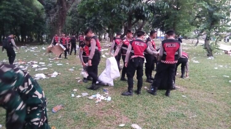 Ratusan Personel Bersihkan Area Silang Monas Usai May Day Fiesta 2026