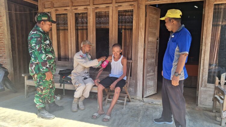 Tim Kesehatan Satgas TMMD 128 Door to Door Layani Warga Sakit di Desa Godo