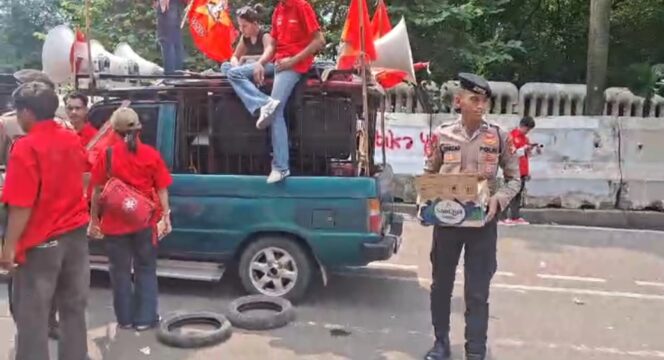 
					Polisi Bagikan Air Mineral ke Massa Aksi Mahasiswa di Monas, Wujud Pendekatan Humanis