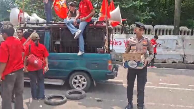 Polisi Bagikan Air Mineral ke Massa Aksi Mahasiswa di Monas, Wujud Pendekatan Humanis