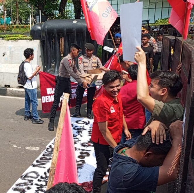 
					Polisi Bagikan Air Mineral ke Massa Aksi Mahasiswa di Monas, Wujud Pendekatan Humanis