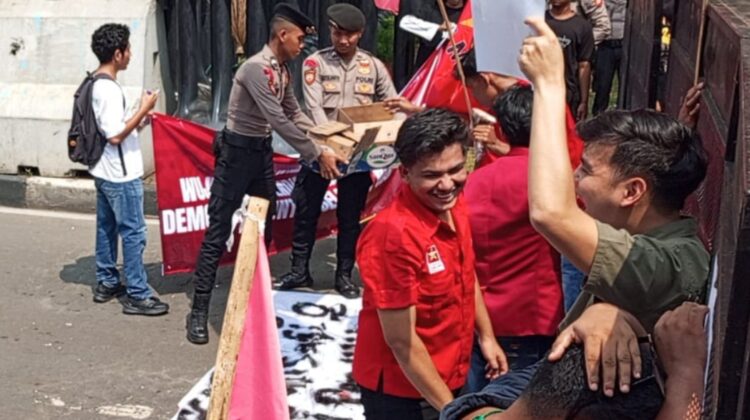 Polisi Bagikan Air Mineral ke Massa Aksi Mahasiswa di Monas, Wujud Pendekatan Humanis