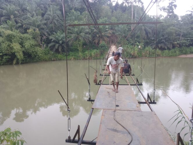 
					Babinsa Desa Talang Durian Gotong Royong Bersama Warga Percepat Pembangunan Jembatan Garuda