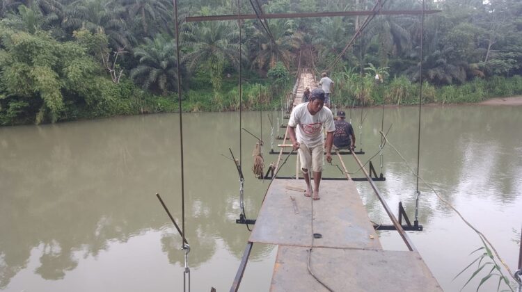 Babinsa Desa Talang Durian Gotong Royong Bersama Warga Percepat Pembangunan Jembatan Garuda
