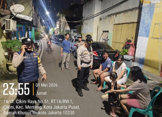 
					Patroli Jalan Kaki di Jalan Kalipasir Cikini, Polsek Metro Menteng Jaga Keamanan Lingkungan