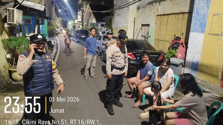 Patroli Jalan Kaki di Jalan Kalipasir Cikini, Polsek Metro Menteng Jaga Keamanan Lingkungan