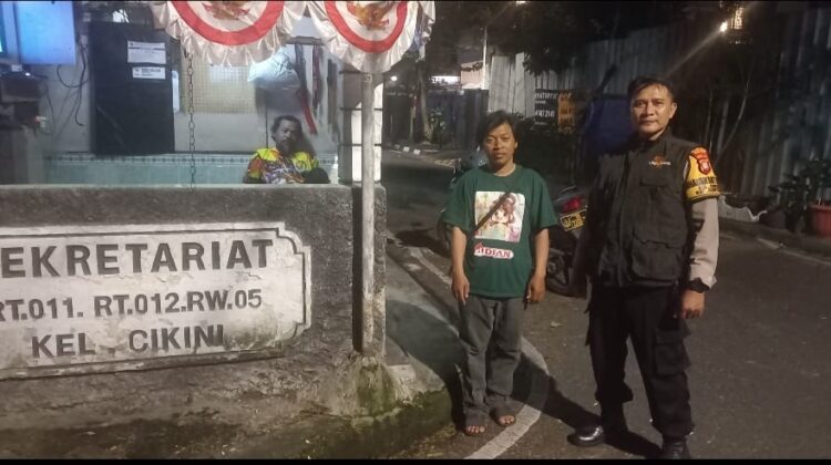 Bhabinkamtibmas Cikini Dorong Warga Aktif Jaga Lingkungan Lewat Satkamling