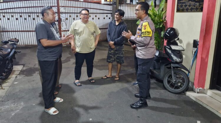 Jaga Malam di Gang Buntu, Polisi dan Warga RW 07 Kampung Rawa Perkuat Sistem Keamanan Lingkungan
