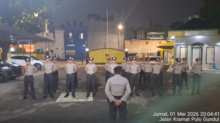 Tanamkan Disiplin Sejak Dini, Siswa Latja Diktukba Polri Ikuti Apel Malam di Polsek Johar Baru