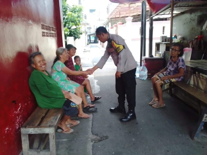 
					Ngobrol Bhabinkamtibmas Bersama Ema Ema di Gang Permukiman Warga, Cegah Gangguan Kamtibmas