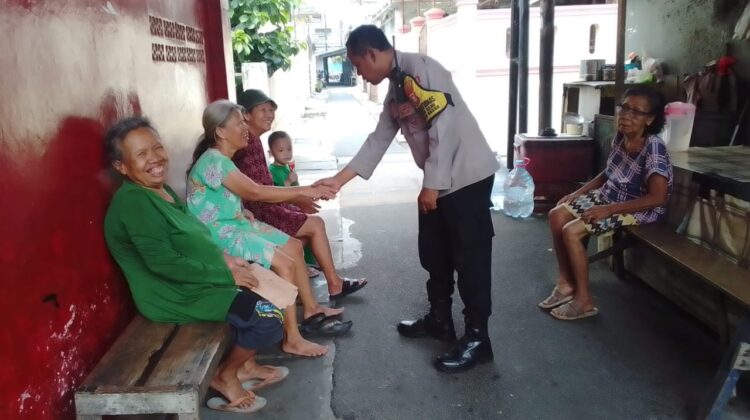 Ngobrol Bhabinkamtibmas Bersama Ema Ema di Gang Permukiman Warga, Cegah Gangguan Kamtibmas