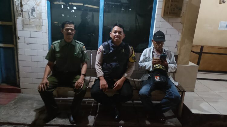 Sambang Satkamling Malam Minggu, Bhabinkamtibmas Gunung Sahari Utara Perkuat Keamanan Warga